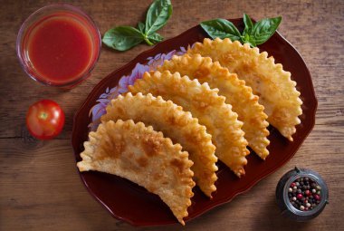 Chebureki - tabakta et ve soğan ile tavada kızarmış turta. Kızarmış hamur yemeği. Genel, yatay - Görüntü