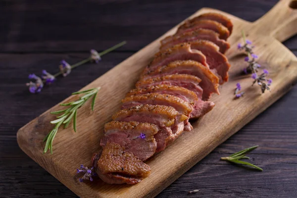 Gesneden Eendenborst Lavendel Honing Rozemarijn Serveerplank — Stockfoto