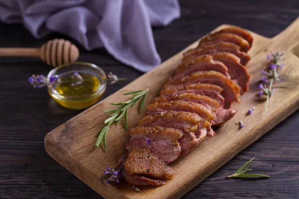 Gesneden Eendenborst Lavendel Honing Rozemarijn Serveerplank — Stockfoto
