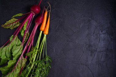 Havuç ve pancar koyu arka planda. Yaz sebze arka plan. Düzen, düz döşeme, kopyalama alanı