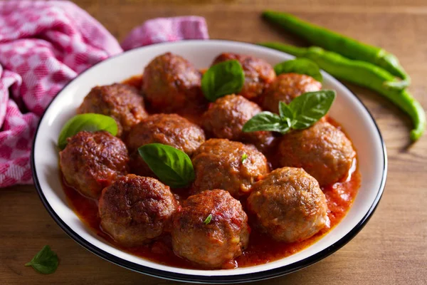 Köttbullar Tomatsås Garnerad Med Basilika Skål Träbord — Stockfoto