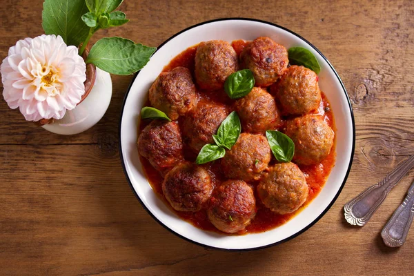 Köttbullar Tomatsås Garnerad Med Basilika Skål Träbord Ovanifrån Topp Studio — Stockfoto