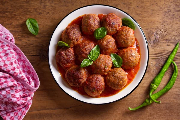 Köttbullar Tomatsås Garnerad Med Basilika Skål Träbord Ovanifrån Topp Studio — Stockfoto