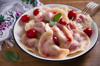 Köfte, çilek ile dolu. Pierogi, varenyky, vareniki, pyrohy - ile doldurma, birçok ülkede popüler çanak köfte