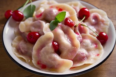 Köfte, çilek ile dolu. Pierogi, varenyky, vareniki, pyrohy - ile doldurma, birçok ülkede popüler çanak köfte