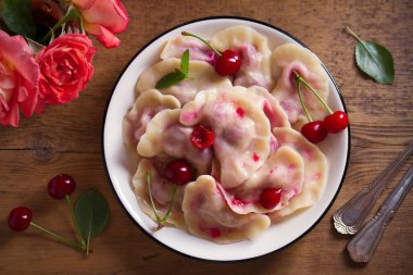 Köfte, çilek ile dolu. Pierogi, varenyky, vareniki, pyrohy - ile doldurma, birçok ülkede popüler çanak köfte