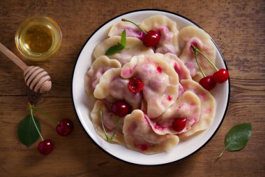 Köfte, çilek ile dolu. Pierogi, varenyky, vareniki, pyrohy - ile doldurma, birçok ülkede popüler çanak köfte