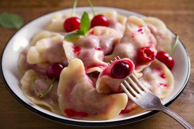 Köfte, çilek ile dolu. Pierogi, varenyky, vareniki, pyrohy - ile doldurma, birçok ülkede popüler çanak köfte