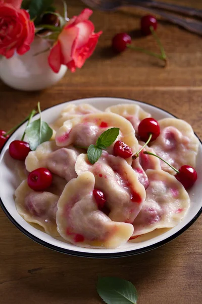 Köfte Çilek Ile Dolu Pierogi Varenyky Vareniki Pyrohy Ile Doldurma — Stok fotoğraf