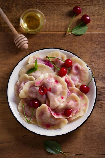 Köfte Çilek Ile Dolu Pierogi Varenyky Vareniki Pyrohy Ile Doldurma — Stok fotoğraf