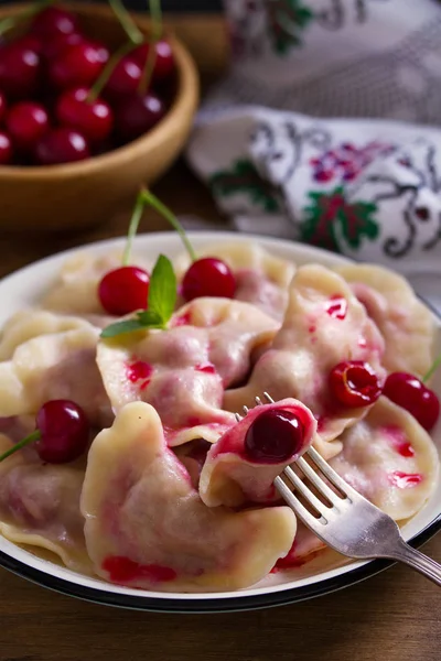 Bolinhos Cheios Morangos Pierogi Varenyky Vareniki Pyrohy Bolinhos Massa Com — Fotografia de Stock