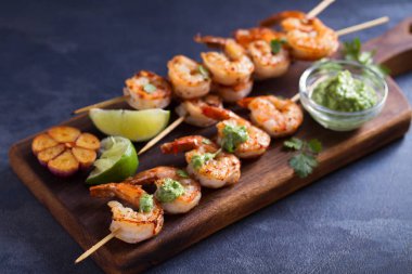 Cilantro kireç ızgara karides. Sarımsak tereyağı soslu şişler üzerinde Karides