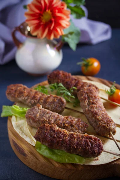 Lamb Kebabs Serving Board Pita Bread Vegetables Yogurt Sauce — Stock Photo, Image