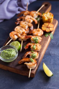 Cilantro kireç ızgara karides. Sarımsak tereyağı soslu şişler üzerinde Karides