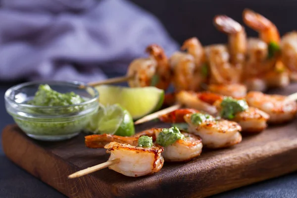 Camarões Grelhados Com Limão Cilantro Camarões Espetos Com Molho Manteiga — Fotografia de Stock