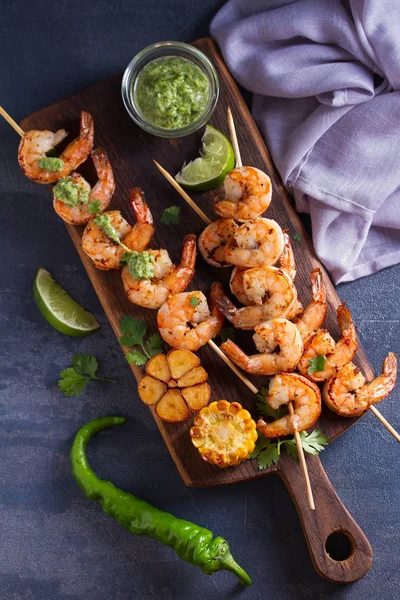 Camarones Parrilla Lima Cilantro Camarones Pinchos Con Salsa Mantequilla Ajo —  Fotos de Stock