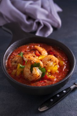 Kavrulmuş Kırmızı ve Sarı Biberli Karides Gazpacho. İspanyol çorbası