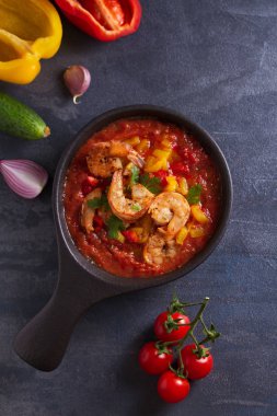 Kavrulmuş Kırmızı ve Sarı Biberli Karides Gazpacho. İspanyol çorbası. Yukarıdan görüntüle, en iyi stüdyo çekimi