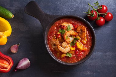 Kavrulmuş Kırmızı ve Sarı Biberli Karides Gazpacho. İspanyol çorbası. Yukarıdan görüntüle, en iyi stüdyo çekimi