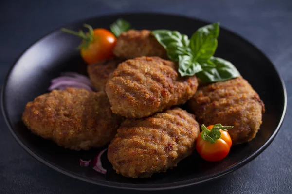 Heerlijke Zelfgemaakte Rundvlees Hamburgers Koteletten Pastei Met Groenten Zwarte Plaat — Stockfoto