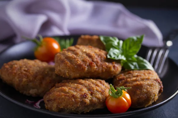 Heerlijke Zelfgemaakte Rundvlees Hamburgers Koteletten Pastei Met Groenten Zwarte Plaat — Stockfoto