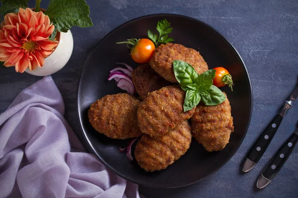 Delicious Homemade Beef Burgers Cutlets Patties Vegetables Black Plate Overhead — Stock Photo, Image