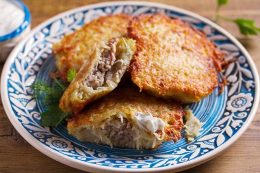 Et dolu patates gözleme. Et ile doldurulmuş sebze çörekleri. Mavi plaka üzerinde latkes