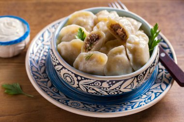 Et ile doldurulmuş köfte. Pierogi, varenyky, vareniki, Pyrohy-dolgu ile köfte, birçok ülkede popüler çanak.