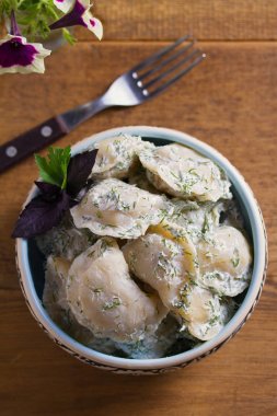Köfte, popato ile doldurulmuş. Pierogi, varenyky, vareniki, Pyrohy-dolum ile köfte. Sağlıklı vejetaryen ev yapımı yemek. Yukarıdan görünüm, üst stüdyo shot