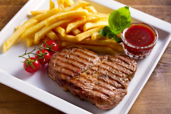 Bife Grelhado Batatas Fritas Molho Legumes Prato — Fotografia de Stock