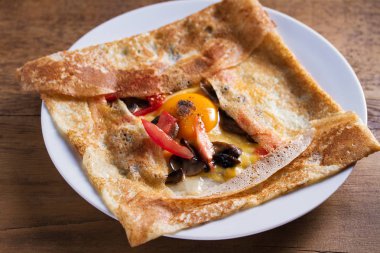 Krep, peynir, yumurta, domates ve mantar ile ince krep