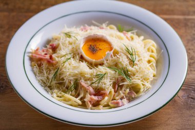 Makarna carbonara. Kremalı Spagetti Carbonara. İtalyan mutfağı çanak
