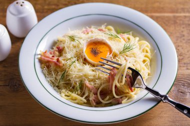 Makarna carbonara. Kremalı Spagetti Carbonara. İtalyan mutfağı çanak