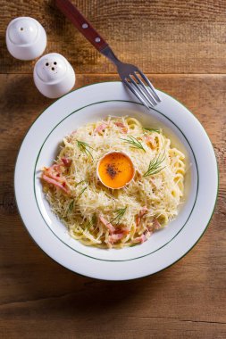 Makarna carbonara. Kremalı Spagetti Carbonara. İtalyan mutfağı yemeği. Yukarıdan görüntüle, en iyi stüdyo çekimi