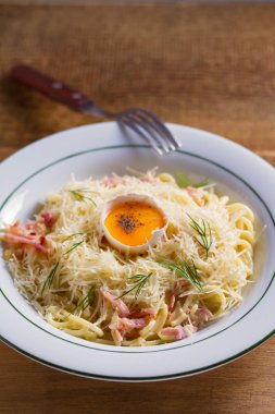 Makarna carbonara. Kremalı Spagetti Carbonara. İtalyan mutfağı yemeği. Yukarıdan görüntüle, en iyi stüdyo çekimi
