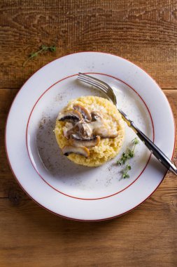 Sağlıklı vejetaryen yemek: kremmantar soslu kuskus. Tepesi ile kuskus. Yukarıdan görüntüle, en iyi stüdyo çekimi