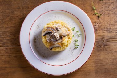 Sağlıklı vejetaryen yemek: kremmantar soslu kuskus. Tepesi ile kuskus. Yukarıdan görüntüle, en iyi stüdyo çekimi