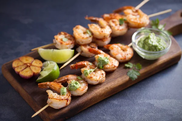 Camarones Salteados Con Salsa Mantequilla Ajo Servida Con Cilantro Lima —  Fotos de Stock