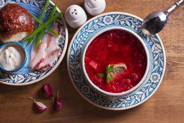Çorba borscht sebze, et, fasulye ve pancar kökü çörekler pampushky, ekşi krema ve domuz göbeği ile servis ile yapılan. Yukarıdan görüntüle, en iyi stüdyo çekimi