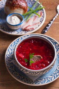 Çorba borscht sebze, et, fasulye ve pancar kökü çörekler pampushky, ekşi krema ve domuz göbeği ile servis ile yapılan