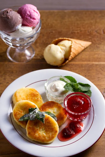 Cottage Cheese Pancakes Syrniki Fresh Mint Sour Cream Strawberry Jam — Stock Photo, Image