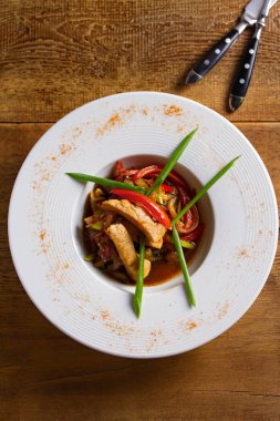 Sebzeli Sote Tavuk Göğsü. Yukarıdan görüntüle, en iyi stüdyo çekimi