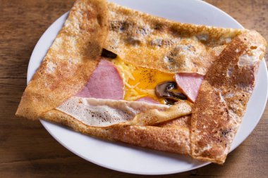 Krep, jambon, peynir, yumurta ve mantar ile ince krep