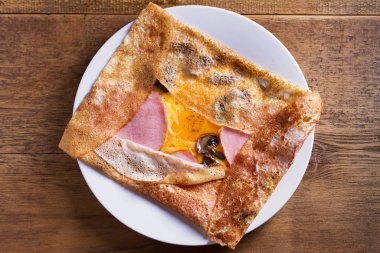 Krep, jambon, peynir, yumurta ve mantar ile ince krep. Yukarıdan görüntüle, en iyi stüdyo çekimi