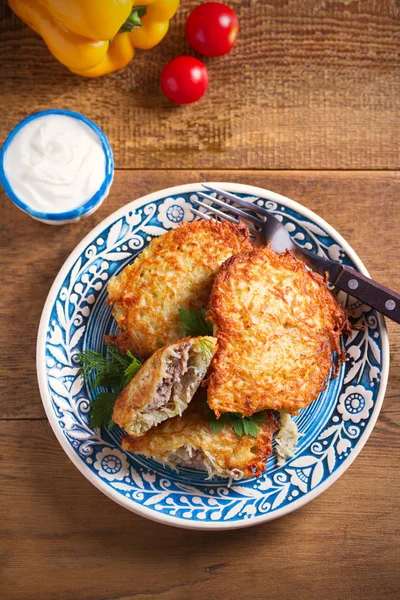 Aardappel Pannenkoeken Gevuld Met Vlees Groente Beignets Gevuld Met Vlees — Stockfoto