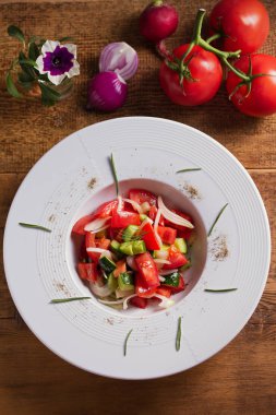 Taze domates, salatalık, biber, soğan ve otlar sağlıklı sebze salatası. Diyet menüsü. Yukarıdan görüntüle, en iyi stüdyo çekimi