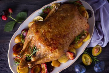 Patates, erik ve otlar ile bütün ördek. Yukarıdan görüntüle, en iyi stüdyo çekimi