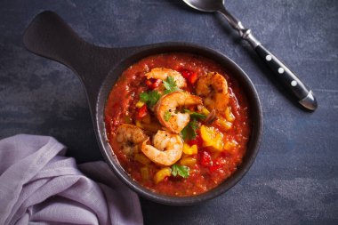 Kavrulmuş Kırmızı ve Sarı Biberli Karides Gazpacho. Karides ile İspanyol püresi soğuk domates çorbası