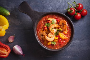 Kavrulmuş Kırmızı ve Sarı Biberli Karides Gazpacho. Karides ile İspanyol püresi soğuk domates çorbası