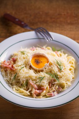 Carbonara makarna, pancetta ile spagetti, yumurta, parmesan peyniri ve krema sos. Makarna alla carbonara - İtalyan mutfağı yemek